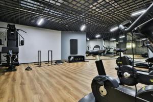 un gimnasio con cintas de correr y equipo cardiovascular en una habitación en Downtown Apartments Śląska 12 en Gdansk