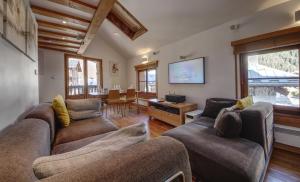 Sala de estar con 2 sofás y TV en Apartment The Old Library, en Chamonix-Mont-Blanc