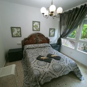 Un dormitorio con una cama con dos zapatos. en Chalet Lanzada en Sanxenxo