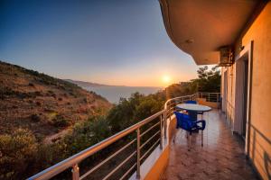 a balcony with a table and a view of the ocean at Mirror Beach Ksamil - Vila Zervo in Sarandë
