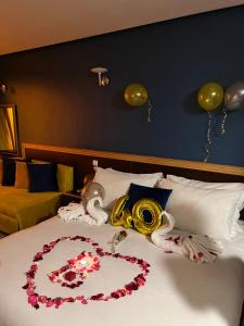 Łóżko lub łóżka w pokoju w obiekcie Hôtel Belle Vue et Spa