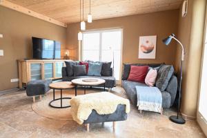 a living room with a couch and a table at Ferienhaus PuddeWohl in Puddemin