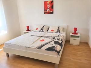 En eller flere senger på et rom på Primošten Apartman Dino