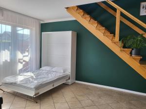 um quarto com uma cama e uma escada em Apartament Świetlińska 17 em Ostróda