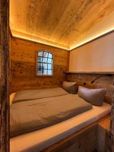 ブラウンラーゲにあるBERGLAGE - Das UrlaubZuhauseの窓付きの木造の部屋のベッド1台