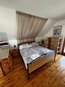 Posteľ alebo postele v izbe v ubytovaní Szőlőskert Studio Apartman Ábrahámhegy