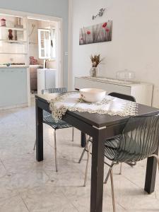 una mesa con un tazón encima en una cocina en A un passo dal cuore, en Mesagne