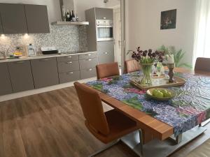 a kitchen with a table with a bowl of fruit on it at Hallo Maastricht B&B Fientje de luxe in Maastricht