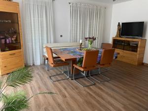 a dining room with a table and chairs at Hallo Maastricht B&B Fientje de luxe in Maastricht