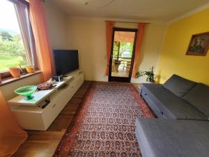 Sala de estar con cama y TV en Haus Seebrise en Faak am See