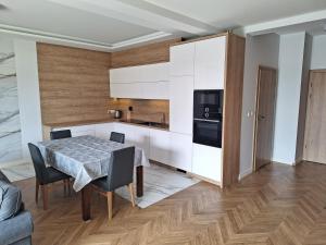 eine Küche und ein Esszimmer mit einem Tisch und Stühlen in der Unterkunft Sea Resort in Władysławowo