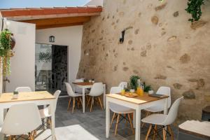 un restaurant avec des tables blanches et des chaises blanches dans l'établissement Óbidos Pátio House, à Óbidos
