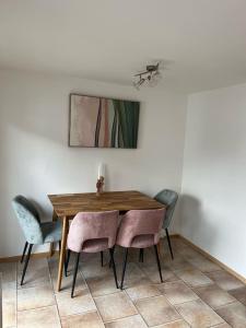 una mesa de comedor con 4 sillas alrededor en Mountain View Apartment en Innsbruck
