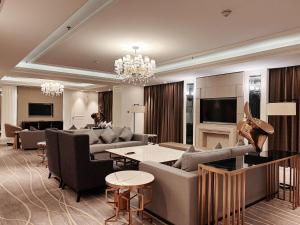 a large living room with couches and a fireplace at Zhejiang Taizhou Marriott Hotel in Taizhou