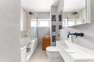 La salle de bains est pourvue de toilettes, d'un lavabo et d'une douche. dans l'établissement Serene 3BD Flat view of the Thames - Hammersmith, à Londres