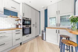 Een keuken of kitchenette bij Serene 3BD Flat view of the Thames - Hammersmith