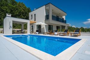 Bazén v ubytování NEW! 3-bedroom villa Pera with heated pool, 7km from beach nebo v jeho okolí