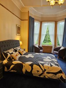 una camera da letto con un letto e una grande finestra di Smiths Guest House a Edimburgo