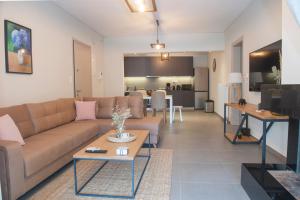 - un salon avec un canapé et une table dans l'établissement Olympia luxury apartment in Marousi, à Athènes