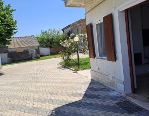 a brick sidewalk next to a building with a window at Appartamentino2 Collina Costa Dei Trabocchi in Villalfonsina