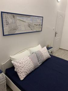 Un dormitorio con una cama con una manta azul y una foto en Cozy apartment en Herceg-Novi