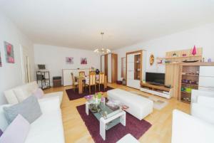 uma sala de estar com um sofá branco e uma mesa em Wohnung in bester Lage von Witten em Witten