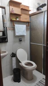 a small bathroom with a toilet and a sink at Hospedagem Alto da Montanha in Cunha