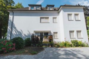 uma casa branca com a porta da frente aberta em Wohnung in bester Lage von Witten em Witten