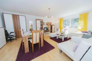uma sala de estar com um sofá branco e uma mesa em Wohnung in bester Lage von Witten em Witten