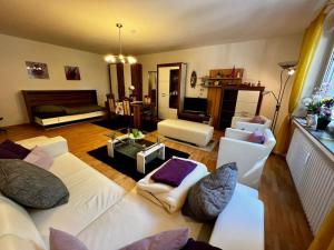 uma sala de estar com um sofá branco e um quarto com uma cama em Wohnung in bester Lage von Witten em Witten