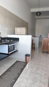 a kitchen with a stove and a counter top at Hospedagem Alto da Montanha in Cunha