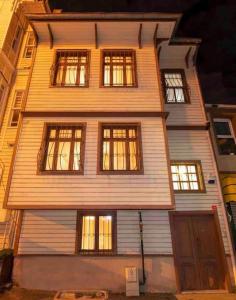 イスタンブールにあるGarden & Wooden Ottoman house @GrandBazaarの多くの窓とドアのある高層住宅