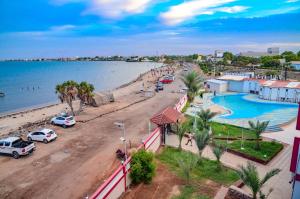 ジブチにあるSIESTA HOTELの車を駐車したビーチの景色