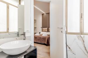 La salle de bains est pourvue d'un lavabo blanc. dans l'établissement Casa Roma B&B, à Rome