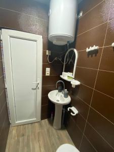 uma casa de banho com um WC, um lavatório e um espelho. em Hotel Dauber em Lalkhori