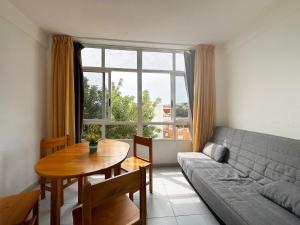 un salon avec une table et un canapé dans l'établissement Apartamentos Sol y Luna 3000, à Peñíscola