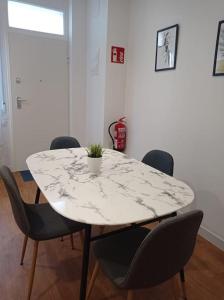 une table à manger avec des chaises et une table en marbre blanc dans l'établissement Apartamento Vista Bella, à Madrid