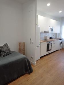 Il comprend une petite chambre avec un lit et une cuisine. dans l'établissement Apartamento Vista Bella, à Madrid