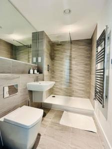 ein Badezimmer mit einem weißen WC und einem Waschbecken in der Unterkunft Stunning one bedroom apartment in Old Trafford in Manchester