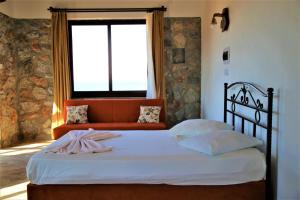 Un pat sau paturi într-o cameră la Ardic Agaci holiday village