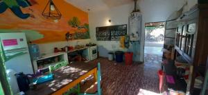 聖馬科斯塞拉利昂的住宿－Jaracanda Hostel San Marcos，一间设有玩具的游戏室