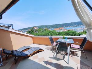 balcone con tavolo, sedie e vista di Apartments Melita a Supetarska Draga