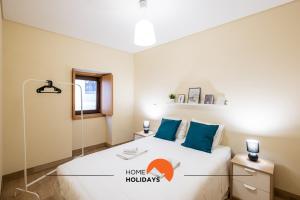 een slaapkamer met een bed met een glazen wand bij #073 Private Terrace, 2min Beach with AC in Albufeira