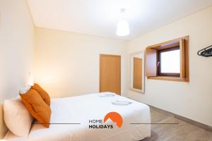 una camera con letto e finestra di #073 Private Terrace, 2min Beach with AC ad Albufeira