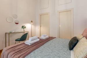 フィレンツェにあるWine Apartments Florence Moscatoのベッドルーム1室(ベッド1台、緑の椅子付)