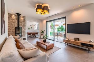 TV a/nebo společenská místnost v ubytování Villa Quartier Oxford garden & pool in Cannes AC