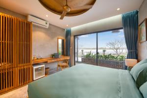 Postel nebo postele na pokoji v ubytování Bon Sand Villa & Spa Hoi An
