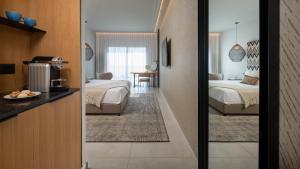 מיטה או מיטות בחדר ב-לאונרדו פלאזה חיפה