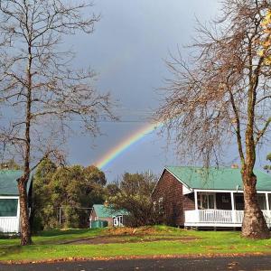 Ein Regenbogen über einem Haus in der Unterkunft The May Queen - Footsteps in the Forest in Balbarrup