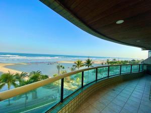 Un balcón con vista a la playa y al océano. en A201 - Vista Mar | 3 Quartos c/ Wifi e Churrasqueira, en Samaritá